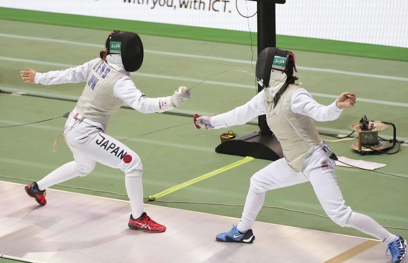 女子フルーレ準決勝　伊達京（右）を攻める上野優佳（共同）