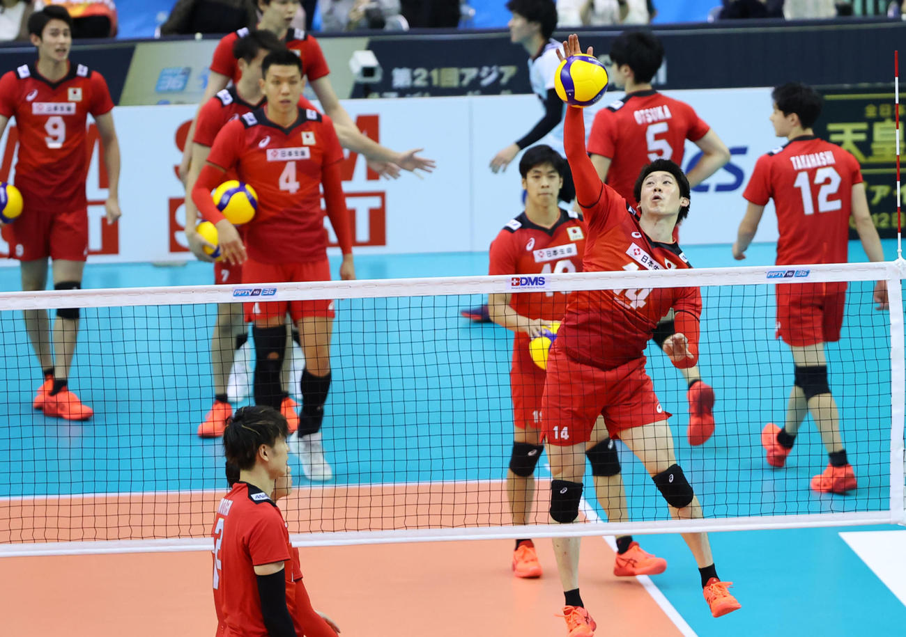 日本対イラン　試合前、ウオーミングアップを行う石川（右）のら日本の選手たち（撮影・垰建太）