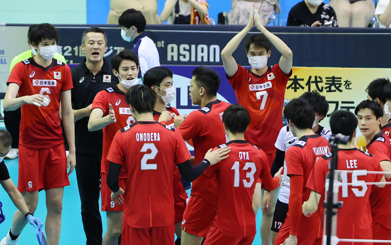 日本対イラン　第1セット、タイムアウトをとり選手たちに指示を出す日本の中垣内監督（左から2人目）（撮影・垰建太）
