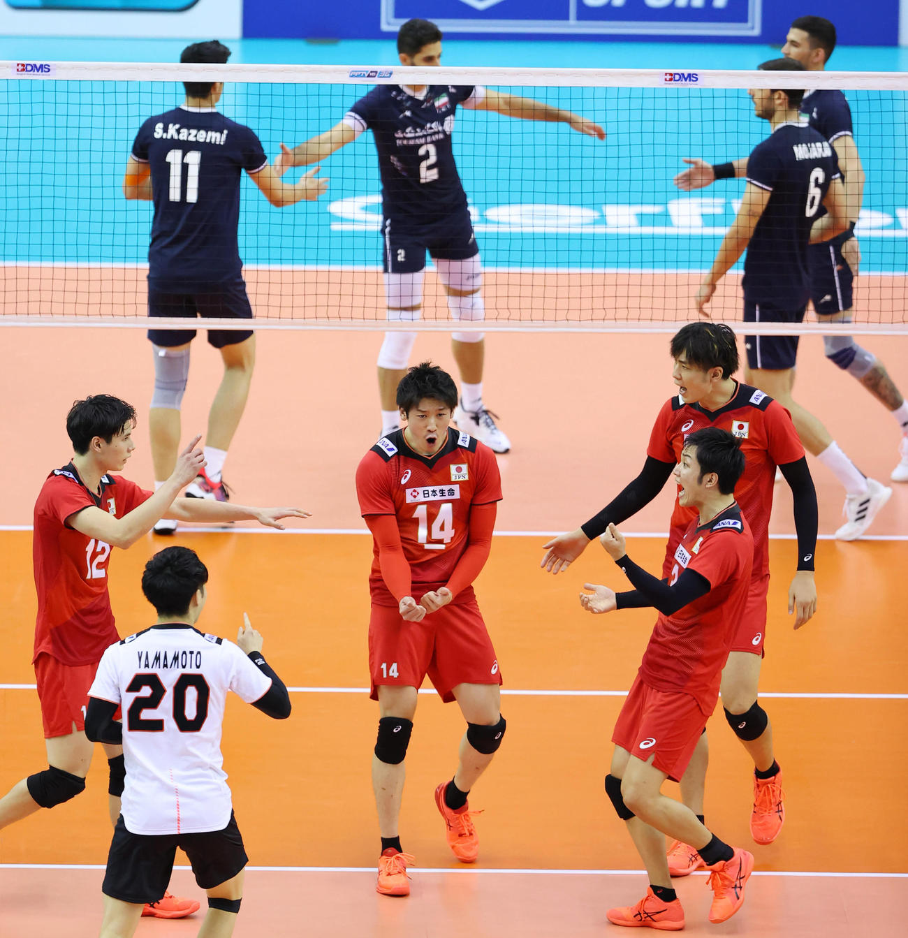 日本対イラン　第2セット、得点を奪い喜ぶ日本の選手たち（撮影・垰建太）