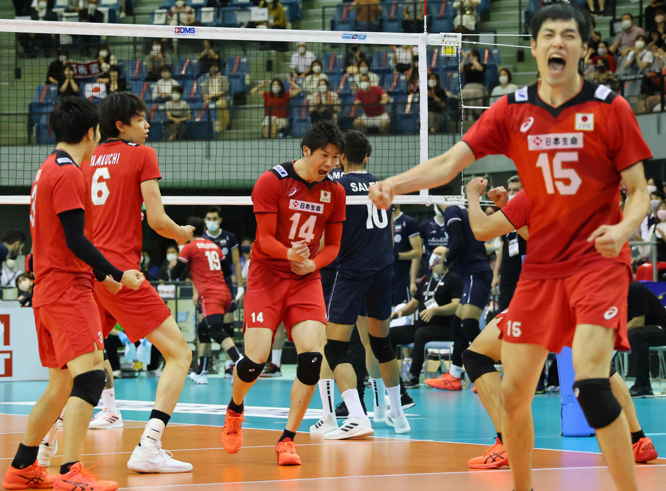 日本対イラン　第3セット、得点を奪い雄たけびを上げる石川祐希（中央）ら日本の選手たち（撮影・垰建太）