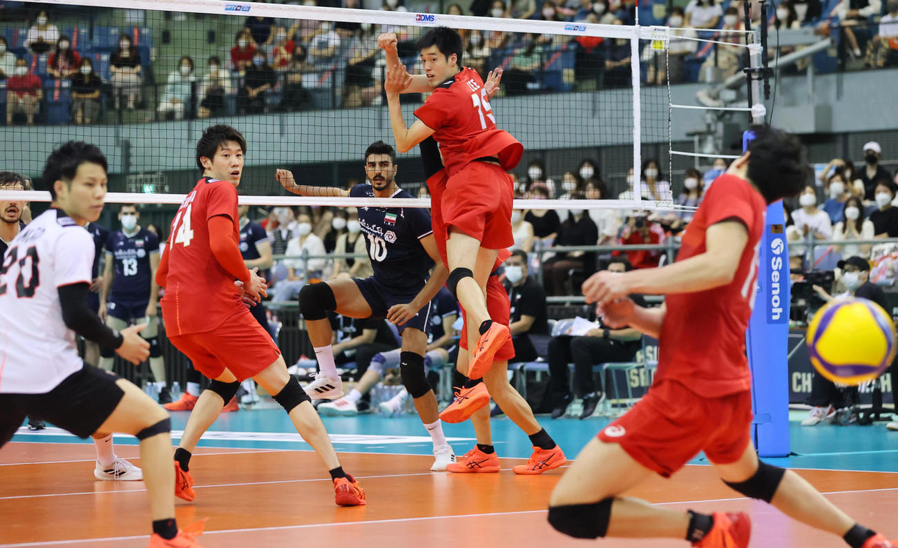 日本対イラン　第3セット、スパイクを決められる石川（左から2人目）ら日本の選手たち（撮影・垰建太）
