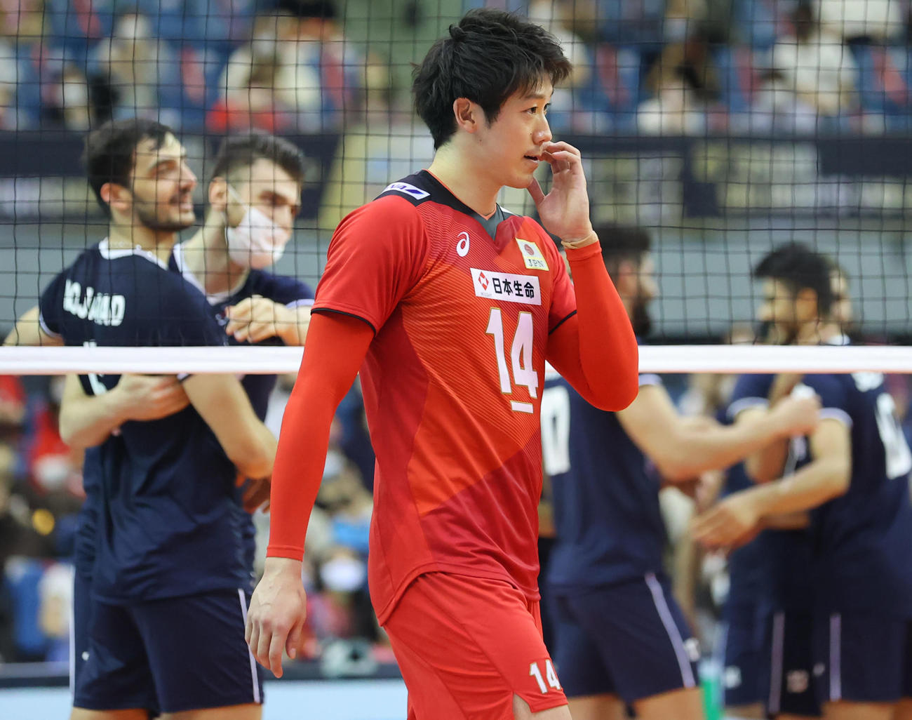日本対イラン　イランのチャレンジが有効となり敗れた日本の石川（中央）は喜ぶイランの選手たちを背にぼうぜんと引き揚げる（撮影・垰建太）