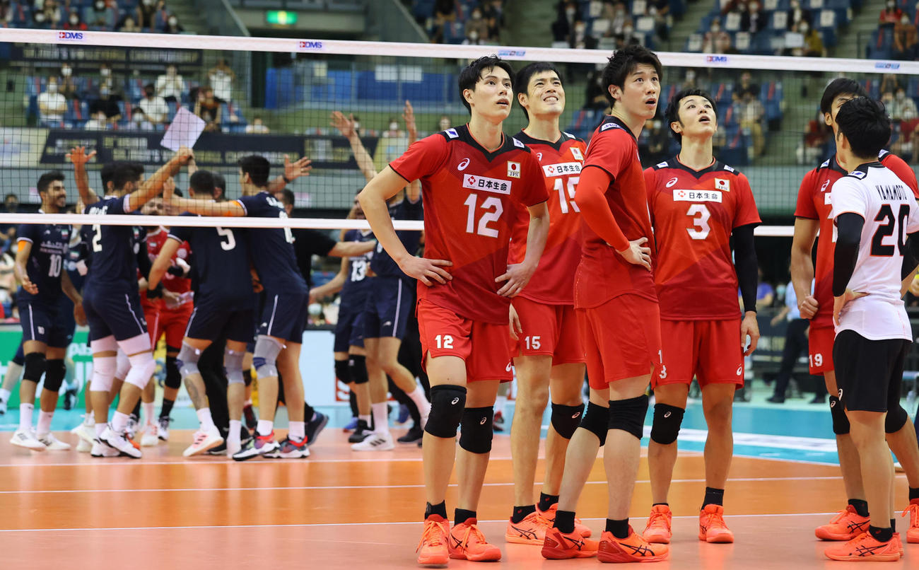 日本対イラン　3セット、イランのチャレンジが有効となり敗れた石川（左から3人目）ら日本の選手たちは喜ぶイランの選手たちを背にぼうぜんとビジョンの映像を見つめる（撮影・垰建太）