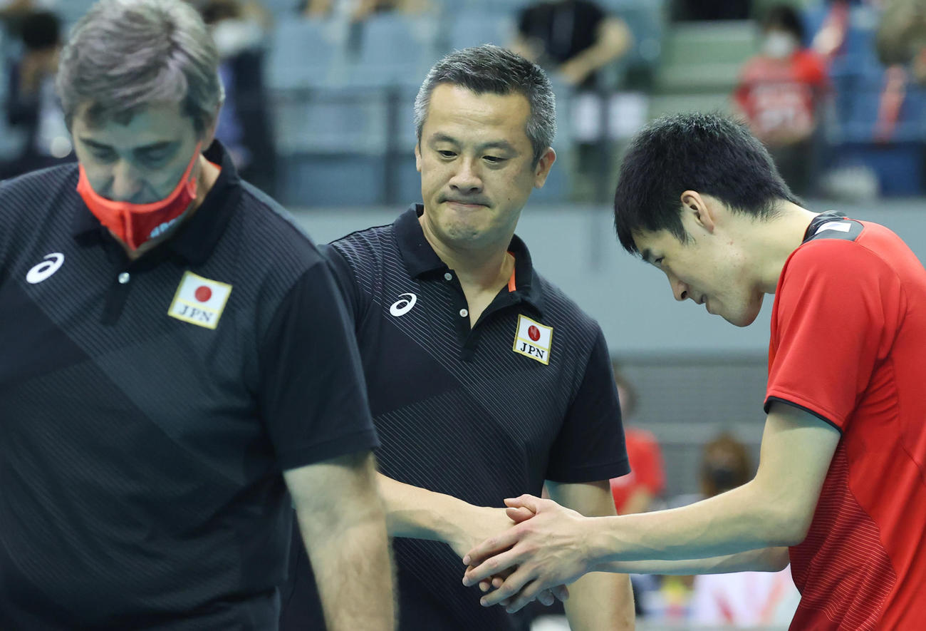 日本対イラン　イランに敗れ準優勝に終わり選手たちをねぎらう日本の中垣内監督（中央）（撮影・垰建太）