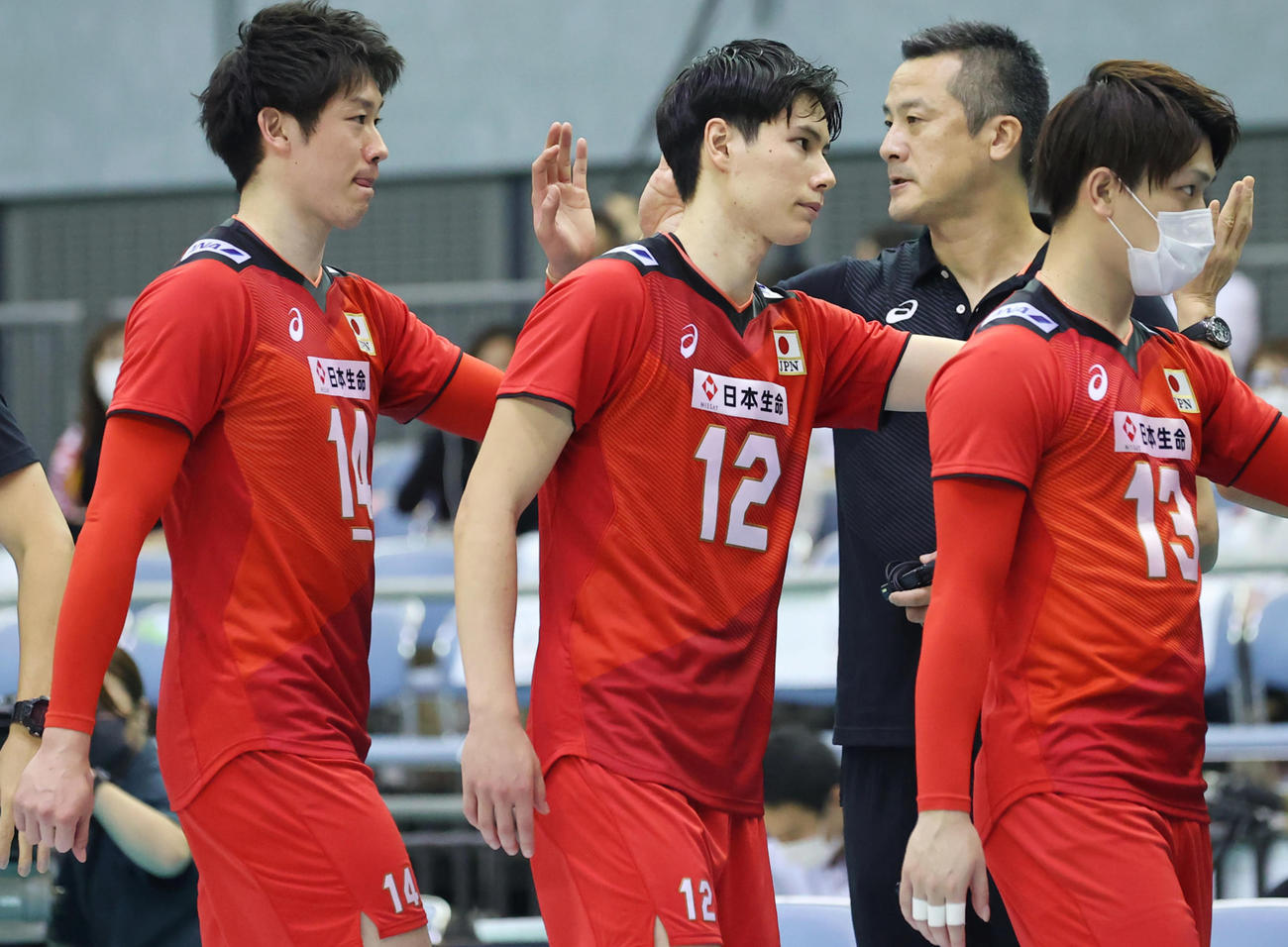 日本対イラン　イランに敗れ準優勝に終わり選手たちをねぎらう日本の中垣内監督（右から2人目）（撮影・垰建太）