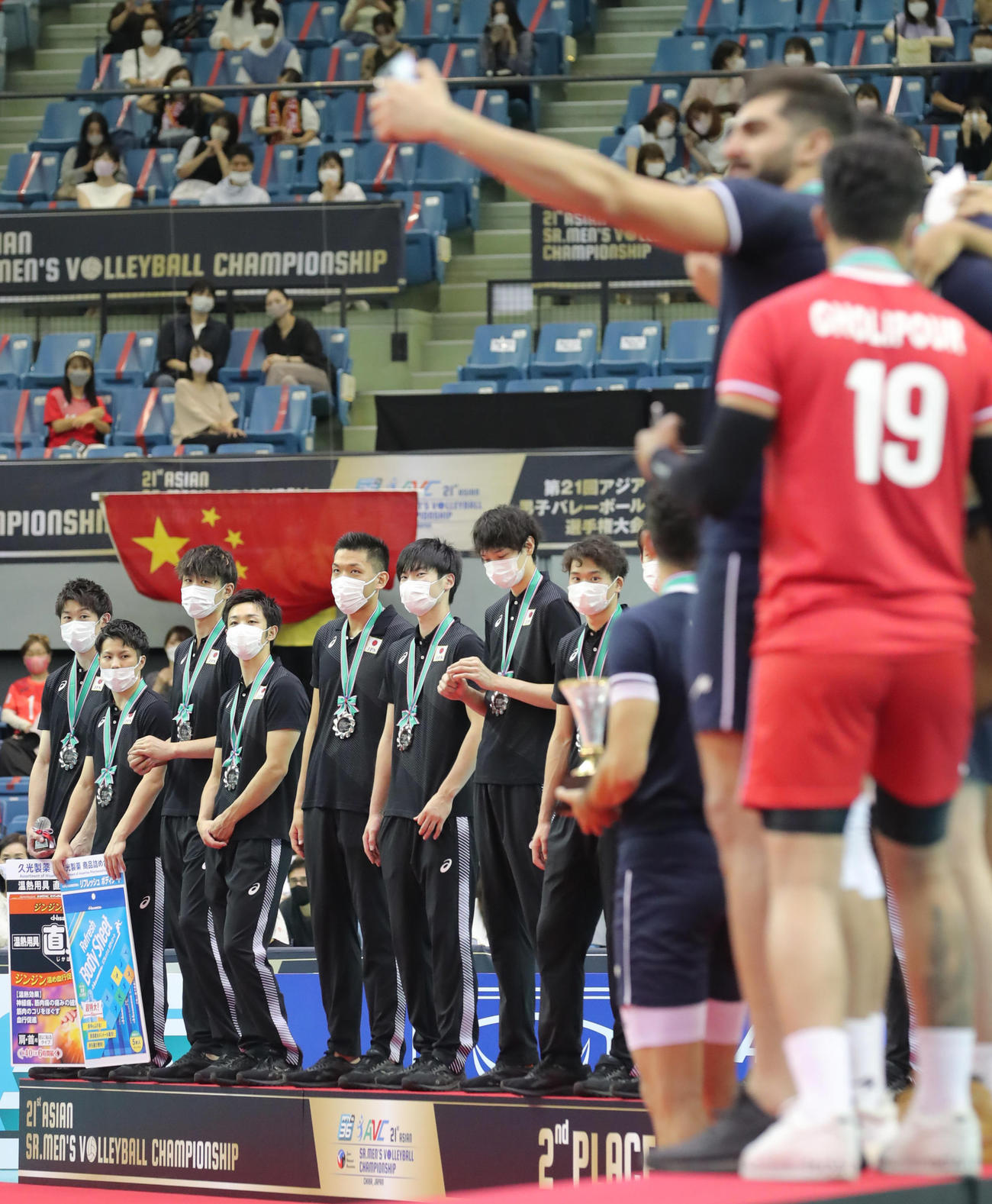 日本対イラン　優勝し表彰台の上で喜ぶイランの選手たちを見つめる石川（左端）ら日本の選手たち（撮影・垰建太）