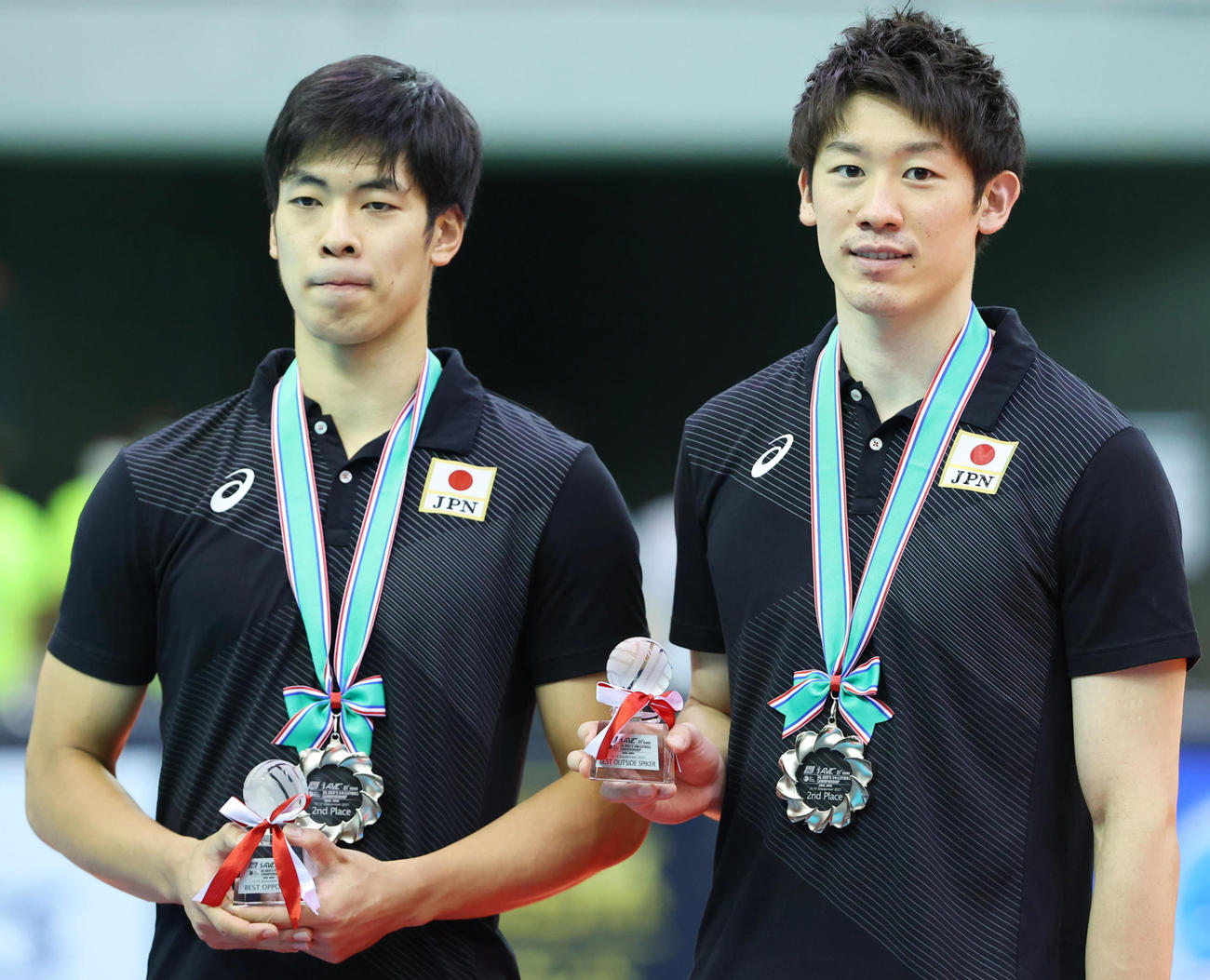 日本対イラン　表彰式後、写真に納まるベストOPに選ばれた宮浦（左）とベストWSに選ばれた石川＝2021年9月19日（撮影・垰建太）