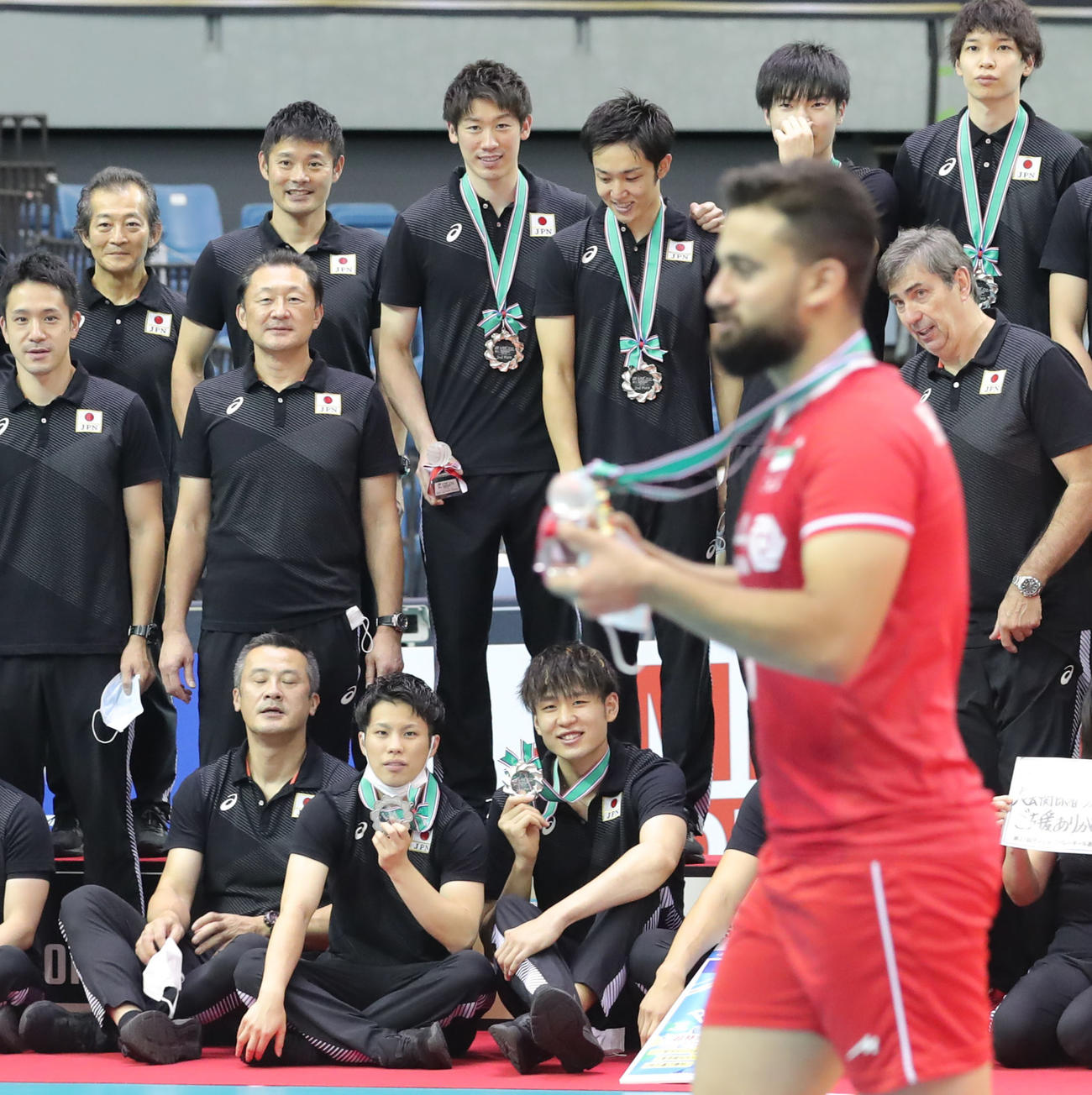 日本対イラン　準優勝し記念写真の撮影中、イランの選手に横切られる日本の選手たち（撮影・垰建太）