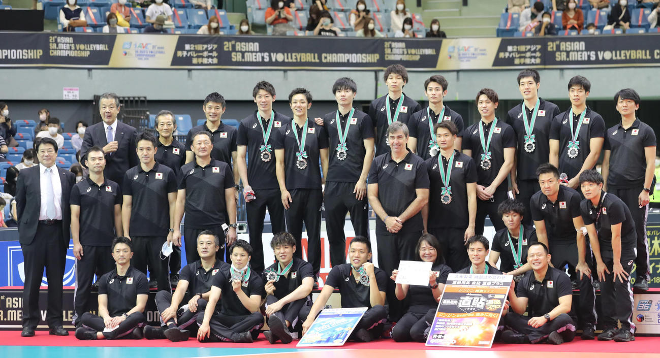 日本対イラン　準優勝し記念写真に納まる日本の選手たち（撮影・垰建太）
