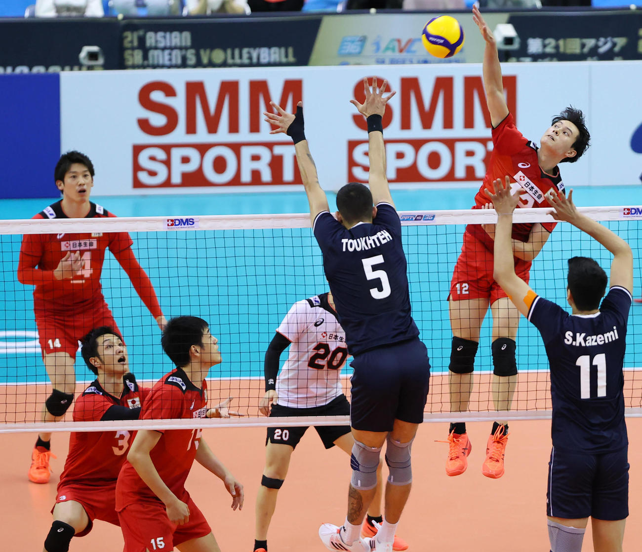 日本対イラン　第1セット、高い打点で打ち込む日本の高橋藍（右）（撮影・垰建太）