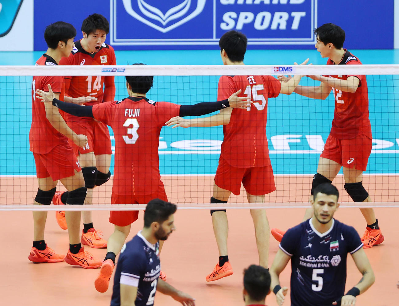 日本対イラン　第1セット、得点を奪い喜ぶ石川（左から2人目）ら日本の選手たち（撮影・垰建太）