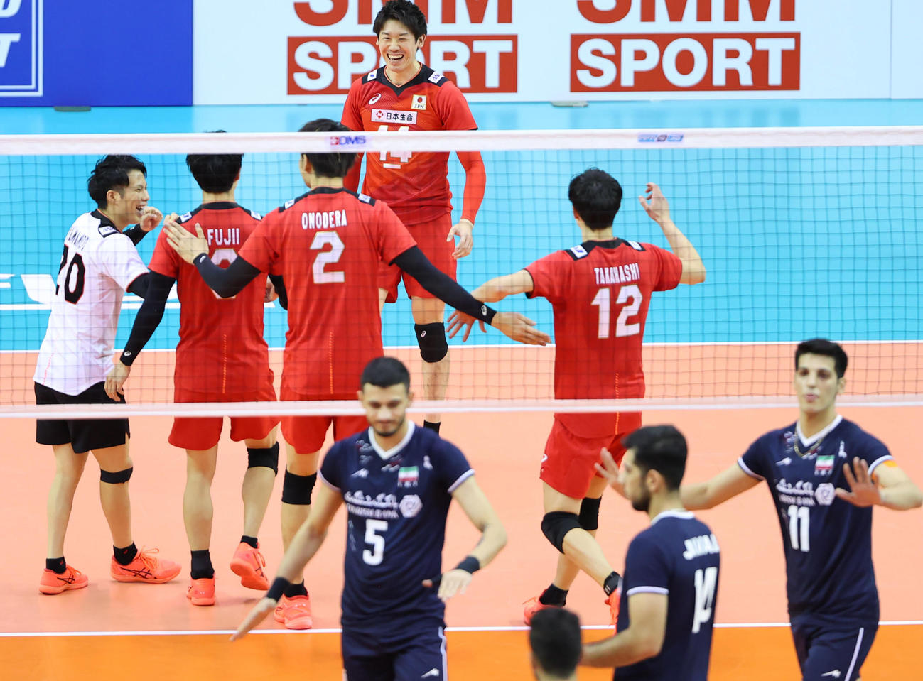 日本対イラン　第1セット、得点を奪い喜ぶ石川（中央）ら日本の選手たち（撮影・垰建太）
