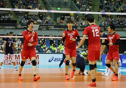 日本対イラン　第2セット、得点を奪い喜ぶ日本の選手たち（撮影・垰建太）
