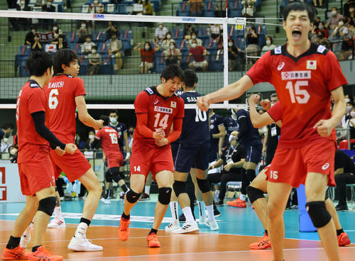 日本対イラン　第3セット、得点を奪い雄たけびを上げる石川祐希（中央）ら日本の選手たち（撮影・垰建太）