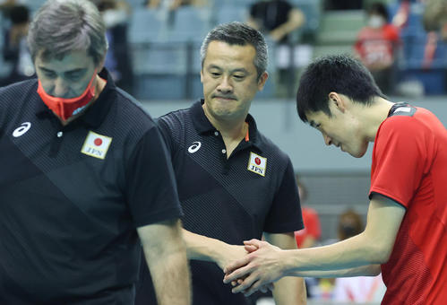 日本対イラン　イランに敗れ準優勝に終わり選手たちをねぎらう日本の中垣内監督（中央）（撮影・垰建太）