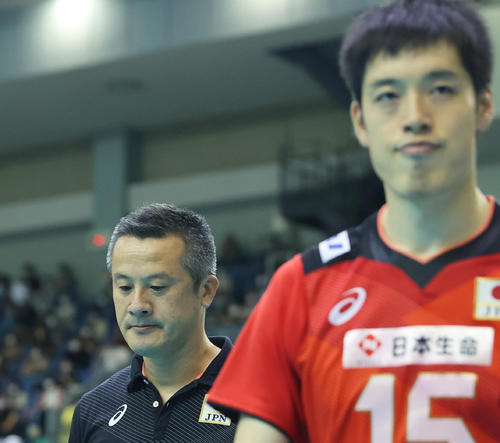 日本対イラン　イランに敗れ準優勝に終わり、うつむく日本の中垣内監督（左）（撮影・垰建太）