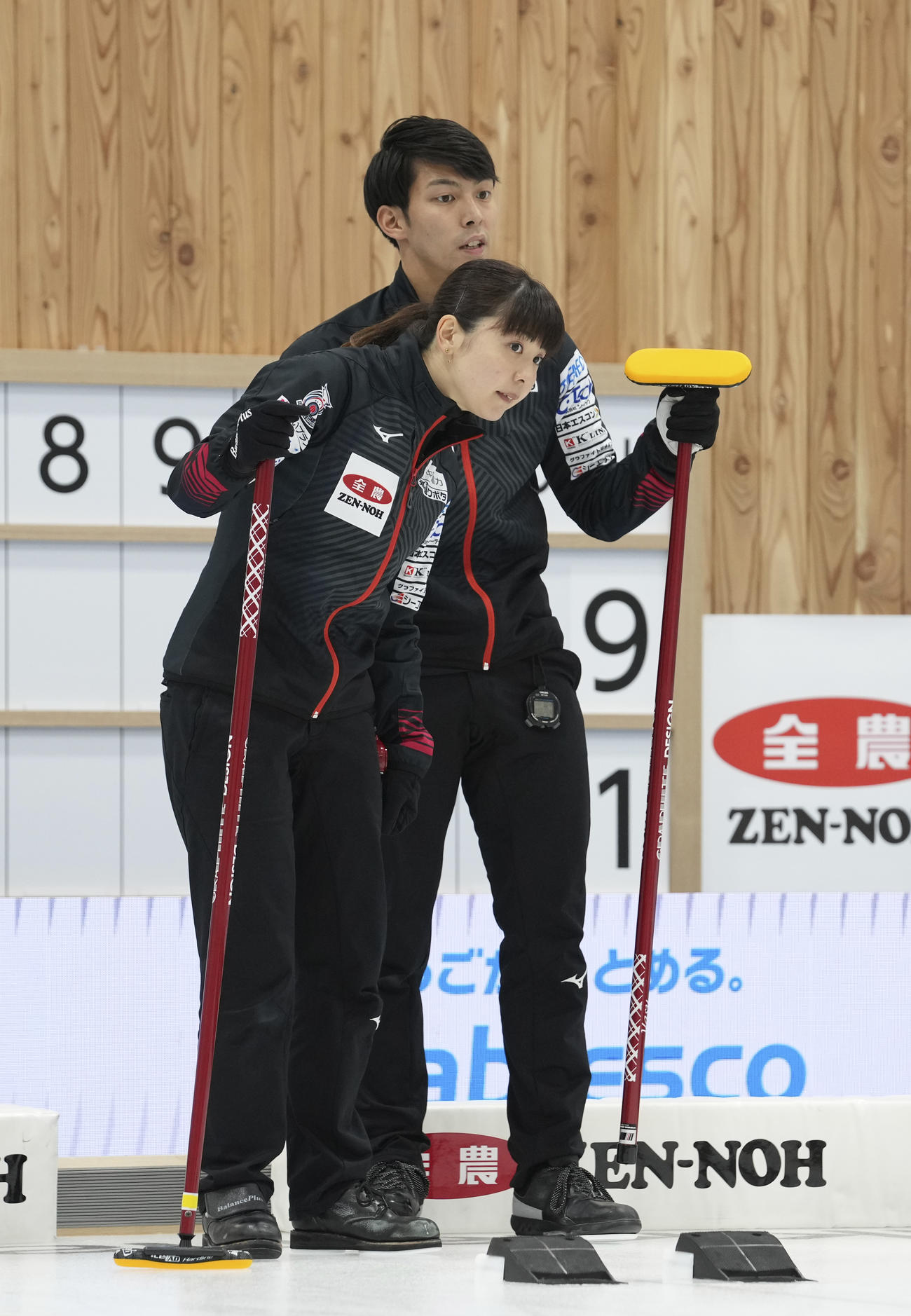 吉田夕、松村雄組と対戦する松村千（手前）、谷田組（代表撮影）