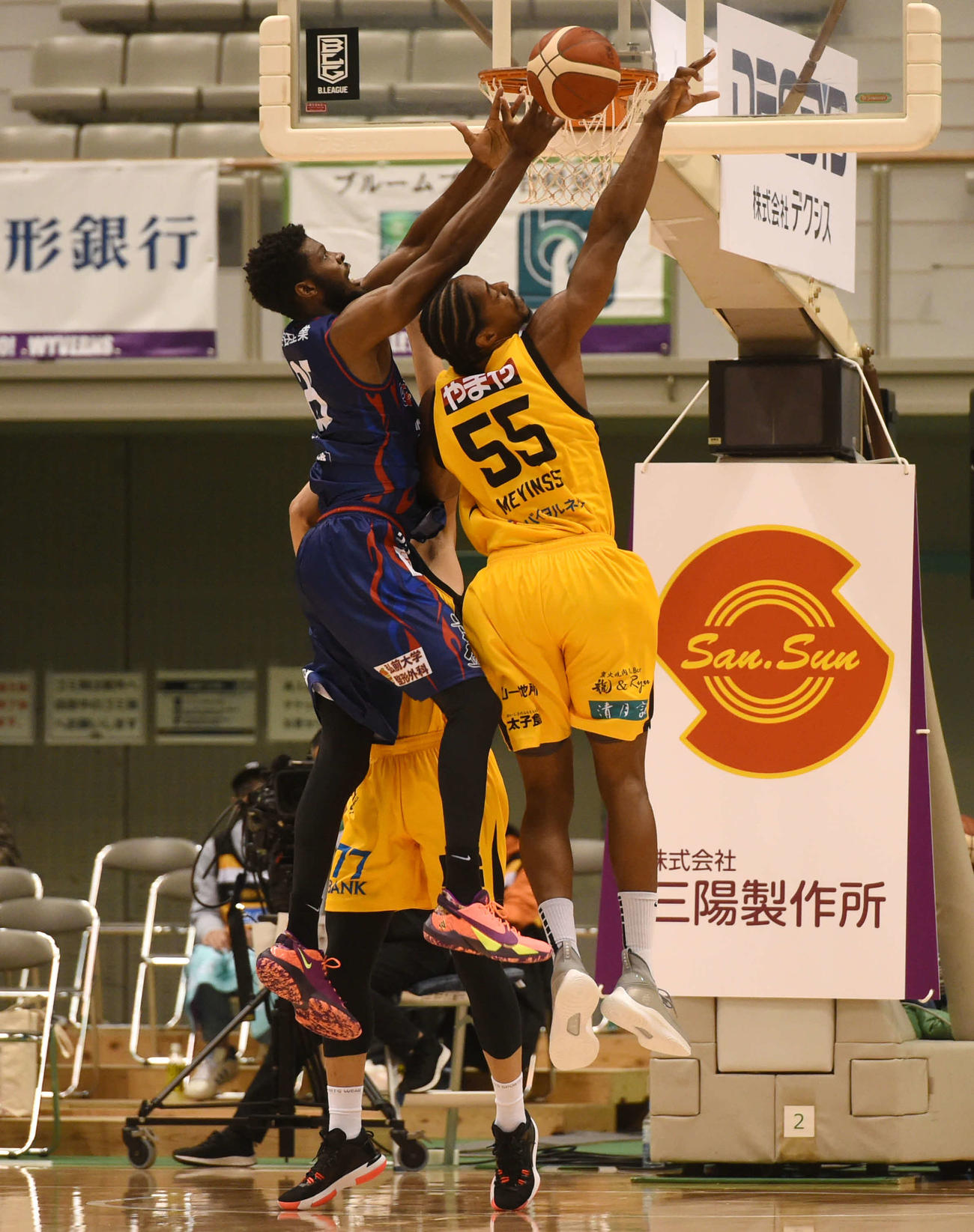 仙台対青森　第1Q、競り合う仙台メインセ（右）（撮影・相沢孔志）