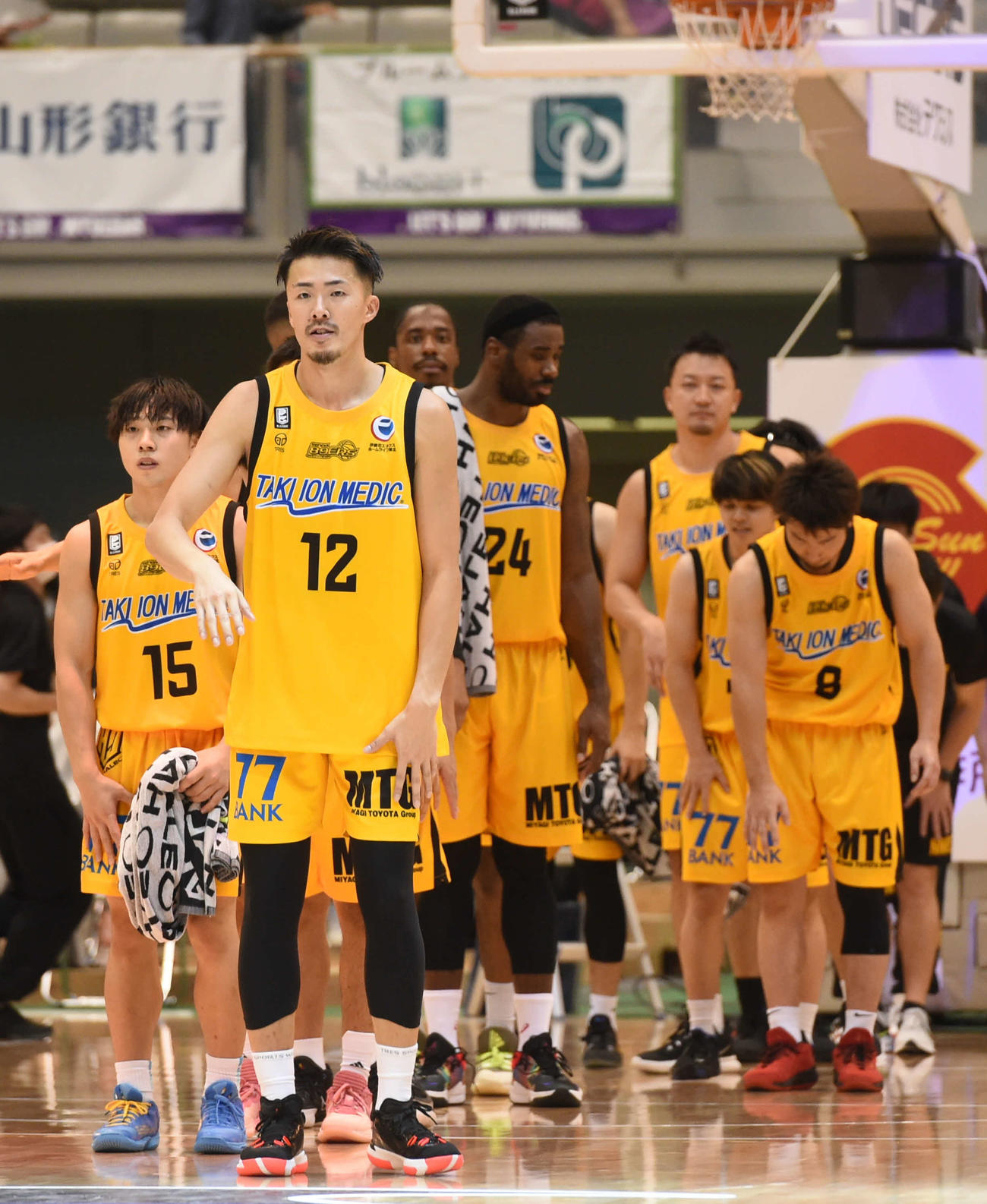 仙台対青森　試合後に観客席へあいさつする仙台の選手たち（撮影・相沢孔志）