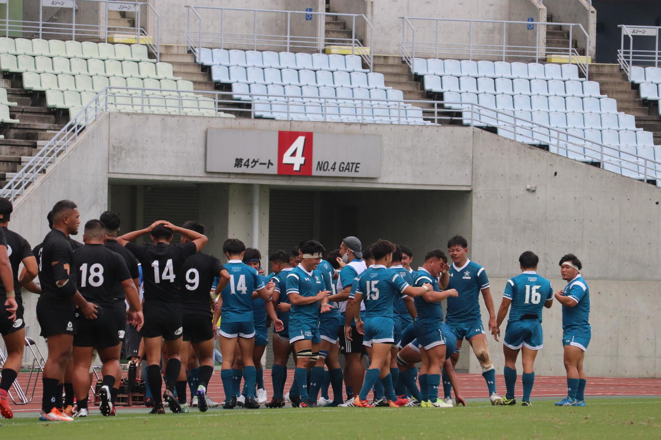 天理大に勝利し、喜ぶ近大の選手たち（右奥）（撮影・松本航）