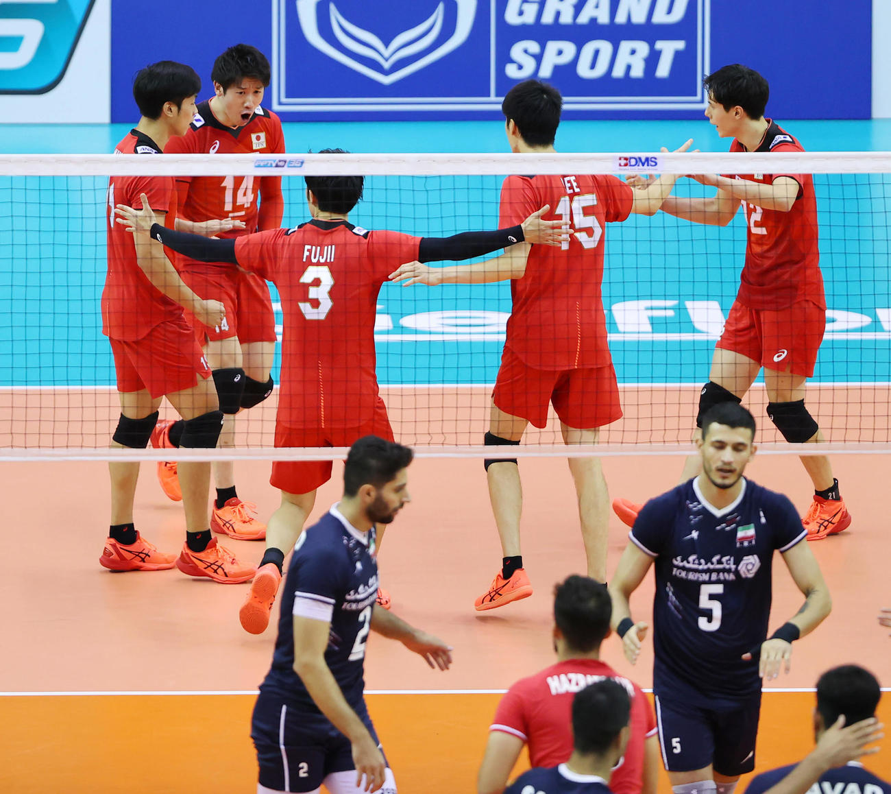 日本対イラン　第1セット、得点を奪い喜ぶ石川（左から2人目）ら日本の選手たち（撮影・垰建太）