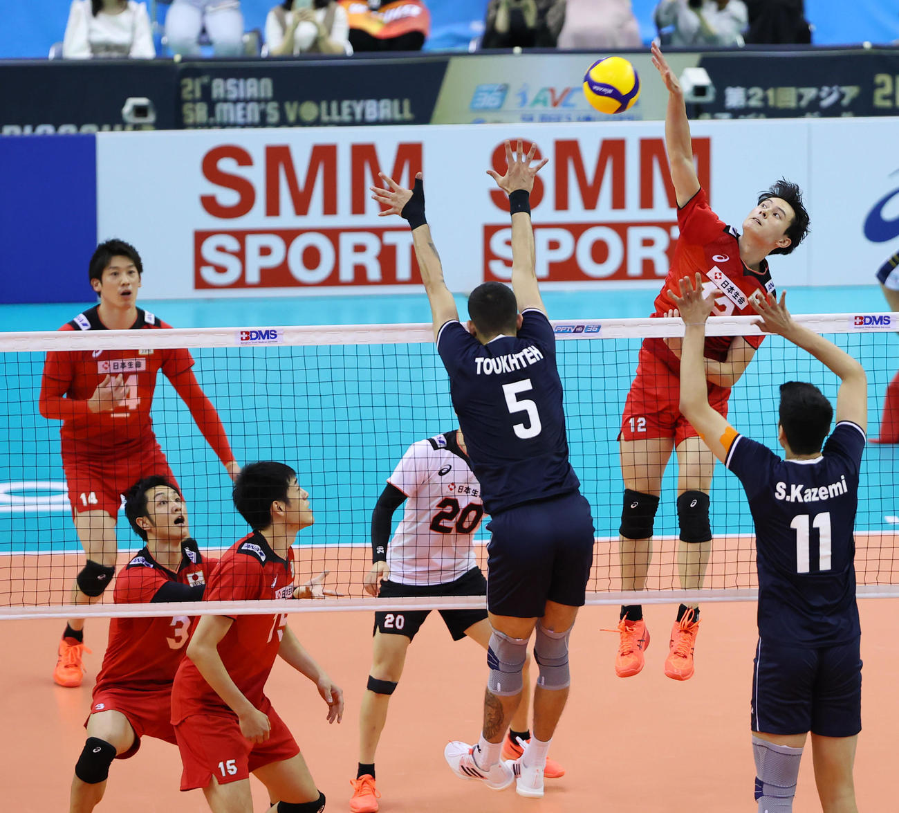 日本対イラン　第1セット、高い打点で打ち込む日本の高橋藍（右）（撮影・垰建太）