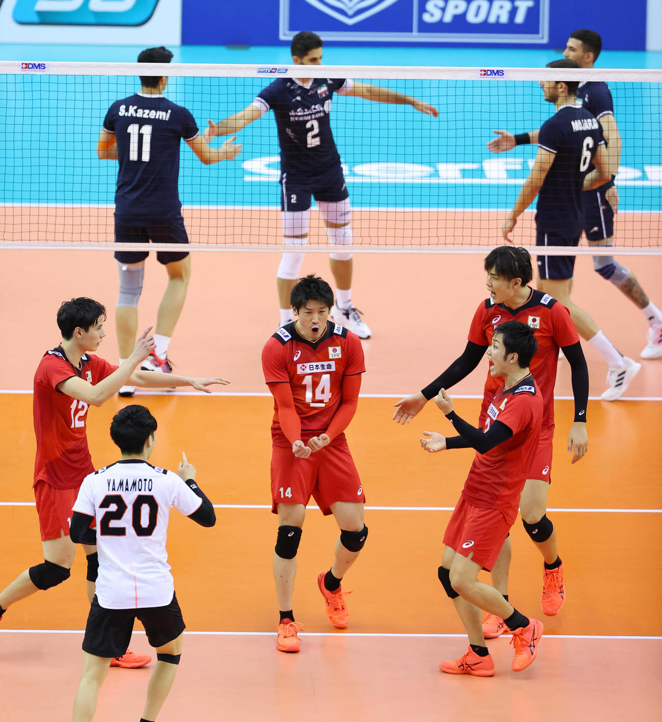 日本対イラン　第2セット、得点を奪い喜ぶ日本の選手たち（撮影・垰建太）