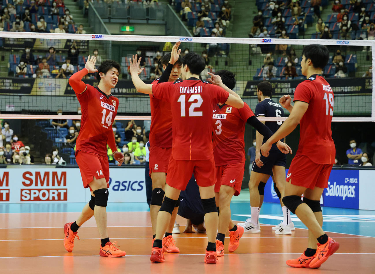日本対イラン　第2セット、得点を奪い喜ぶ日本の選手たち（撮影・垰建太）