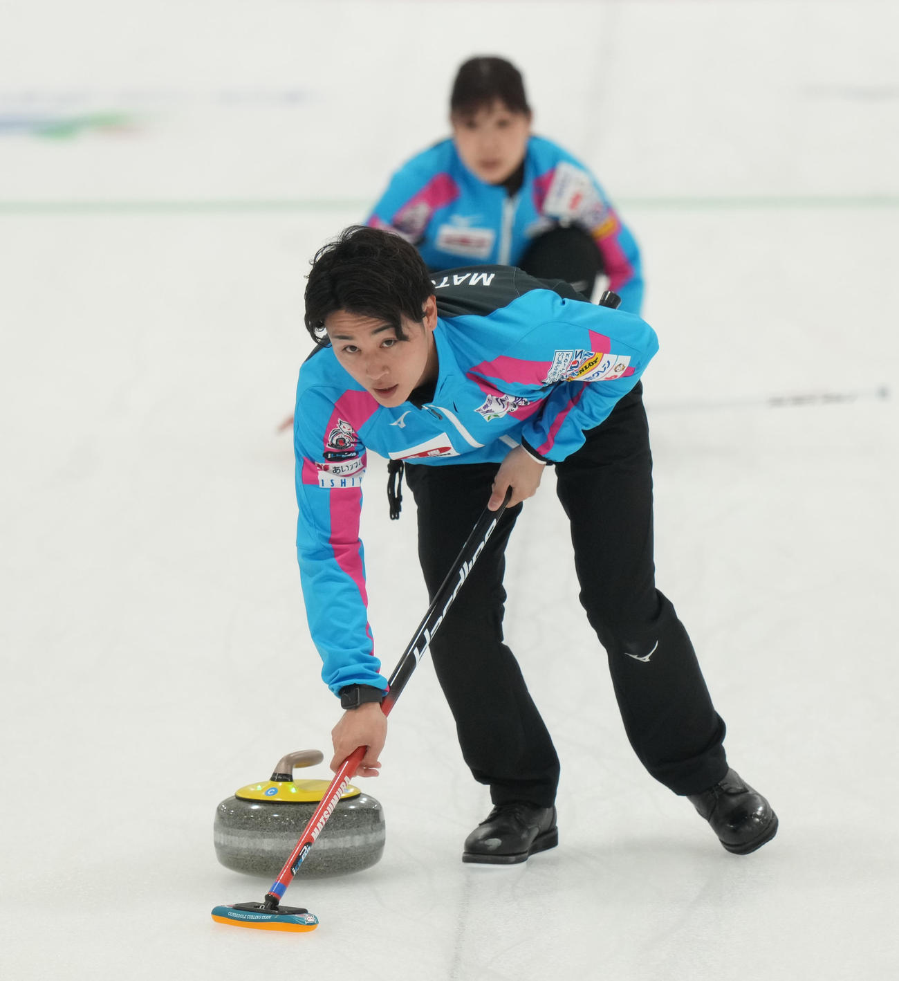 竹田智子、竹田直将組との対戦の第1エンド、スイープする松村雄太。奥は吉田夕梨花（代表撮影）