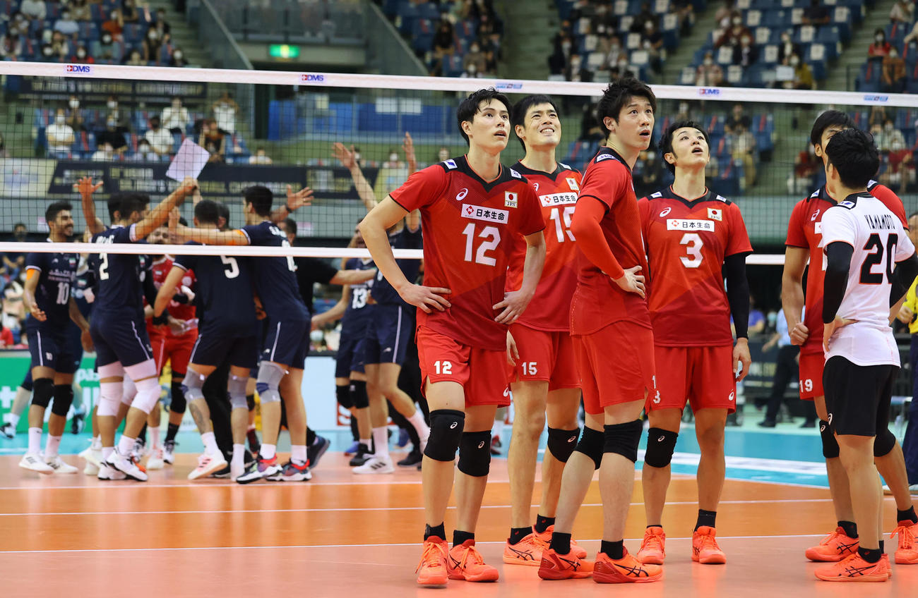 日本対イラン　3セット、イランのチャレンジが有効となり敗れた石川（左から3人目）ら日本の選手たちは喜ぶイランの選手たちを背にぼうぜんとビジョンの映像を見つめる（撮影・垰建太）