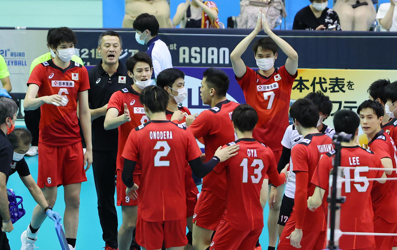日本対イラン　第1セット、タイムアウトをとり選手たちに指示を出す日本の中垣内監督（左から2人目）（撮影・垰建太）