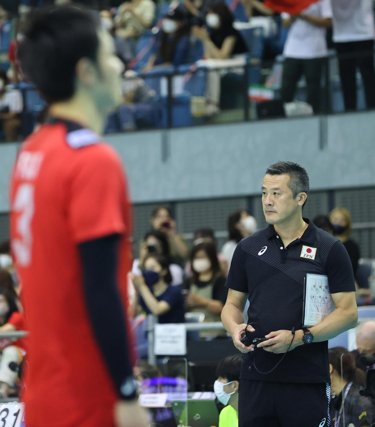日本対イラン　イランに敗れ悔しがる選手たちを見つめる日本の中垣内監督＝2021年9月19日（撮影・垰建太）