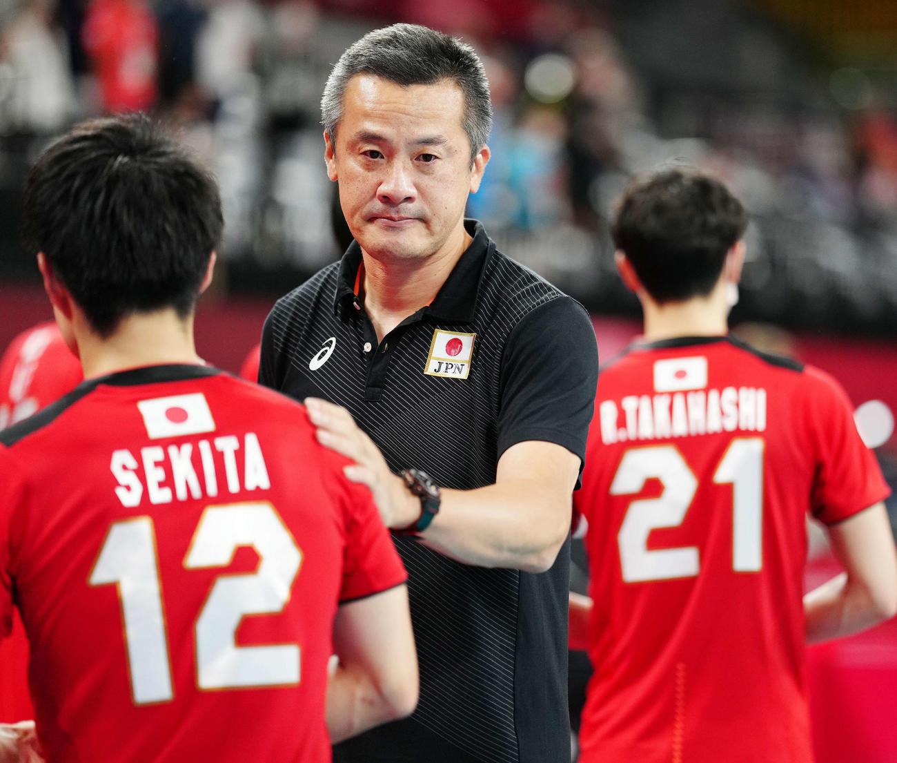 男子準々決勝でブラジルに敗れ、関田（左）ら日本の選手たちをねぎらう中垣内監督（撮影・江口和貴）