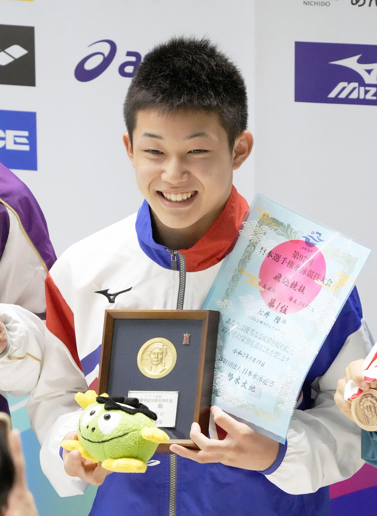 男子高飛び込みで優勝し、笑顔を見せる玉井（共同）