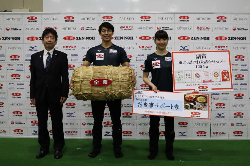 左からJA全農広報・調査部新妻成一部長と混合ダブルス日本代表となった谷田選手と村松選手