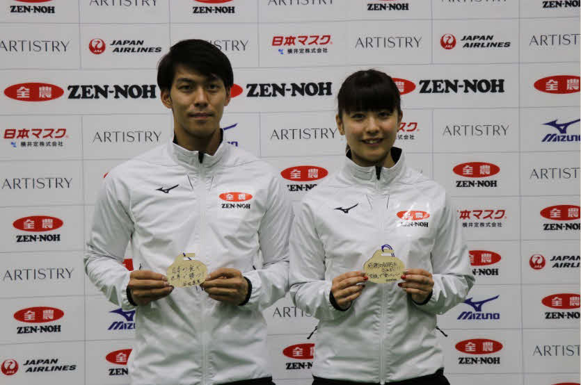 カーリング混合ダブルス日本代表となり意気込みを絵馬に書き込んだ松村千秋選手と谷田康真選手（左）