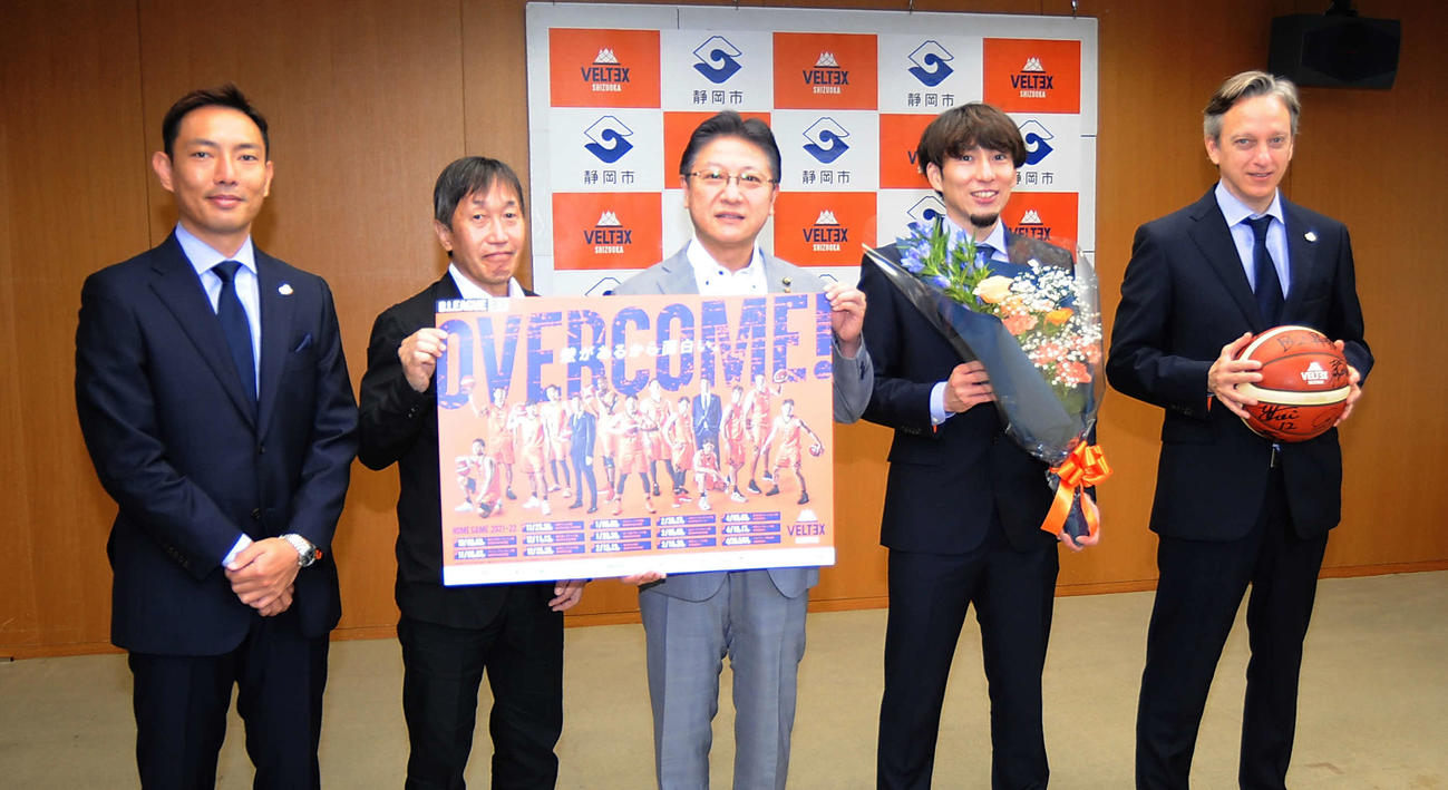 田辺静岡市長（中央）を表敬訪問したベルテックス静岡の左から松永社長、2人おいて大石、ファクンド・ミュラー監督