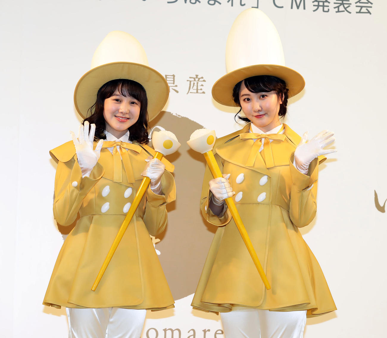 福井産ブランド米「いちほまれ」の新CM会見で、かわいい衣装に身を包み笑顔で手を振る本田紗来（左）、望結姉妹（撮影・浅見桂子）