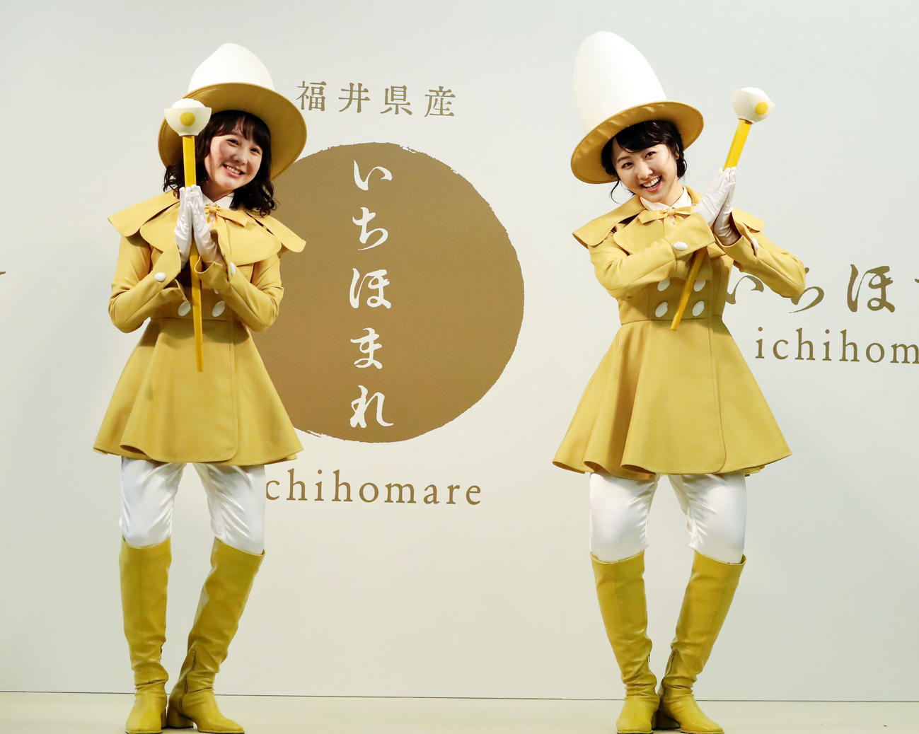 福井産ブランド米「いちほまれ」の新CM会見で、かわいい衣装に身を包みCMの踊りを披露する本田紗来（左）、望結姉妹（撮影・浅見桂子）