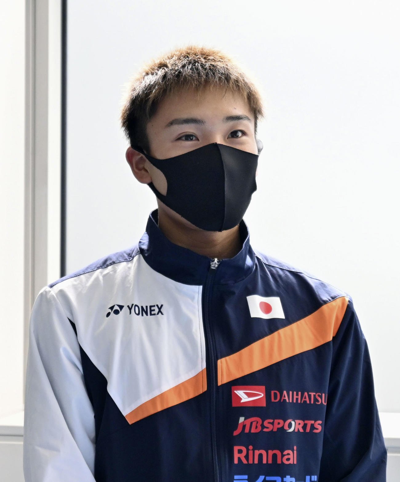 遠征出発前に取材に応じるバドミントン男子の桃田（共同）