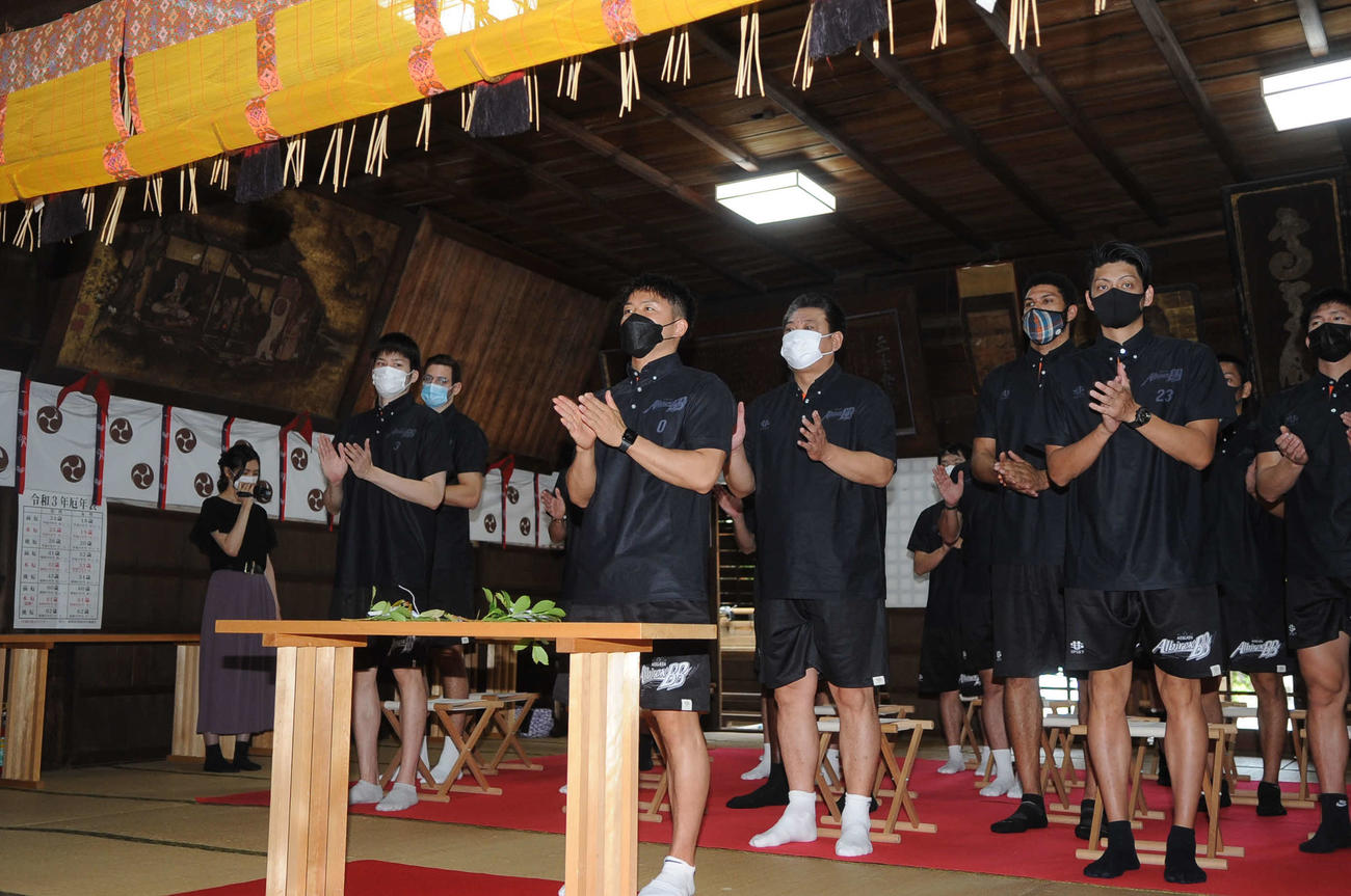 主将の岡本（手前）を先頭に必勝祈願をする新潟のメンバー