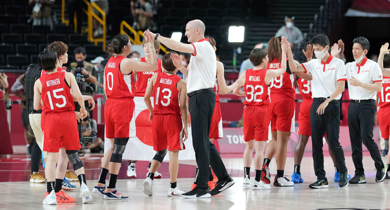 東京五輪バスケットボール女子決勝で米国に敗れるも銀メダルを獲得し、選手をハイタッチで迎えるホーバス監督（中央）（2021年8月8日撮影）