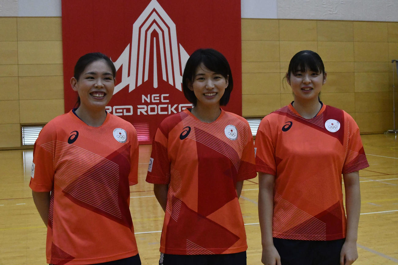 東京オリンピック（五輪）バレーボール女子日本代表の島村春世、古賀紗理那、山田二千華（左から）（撮影・平山連）