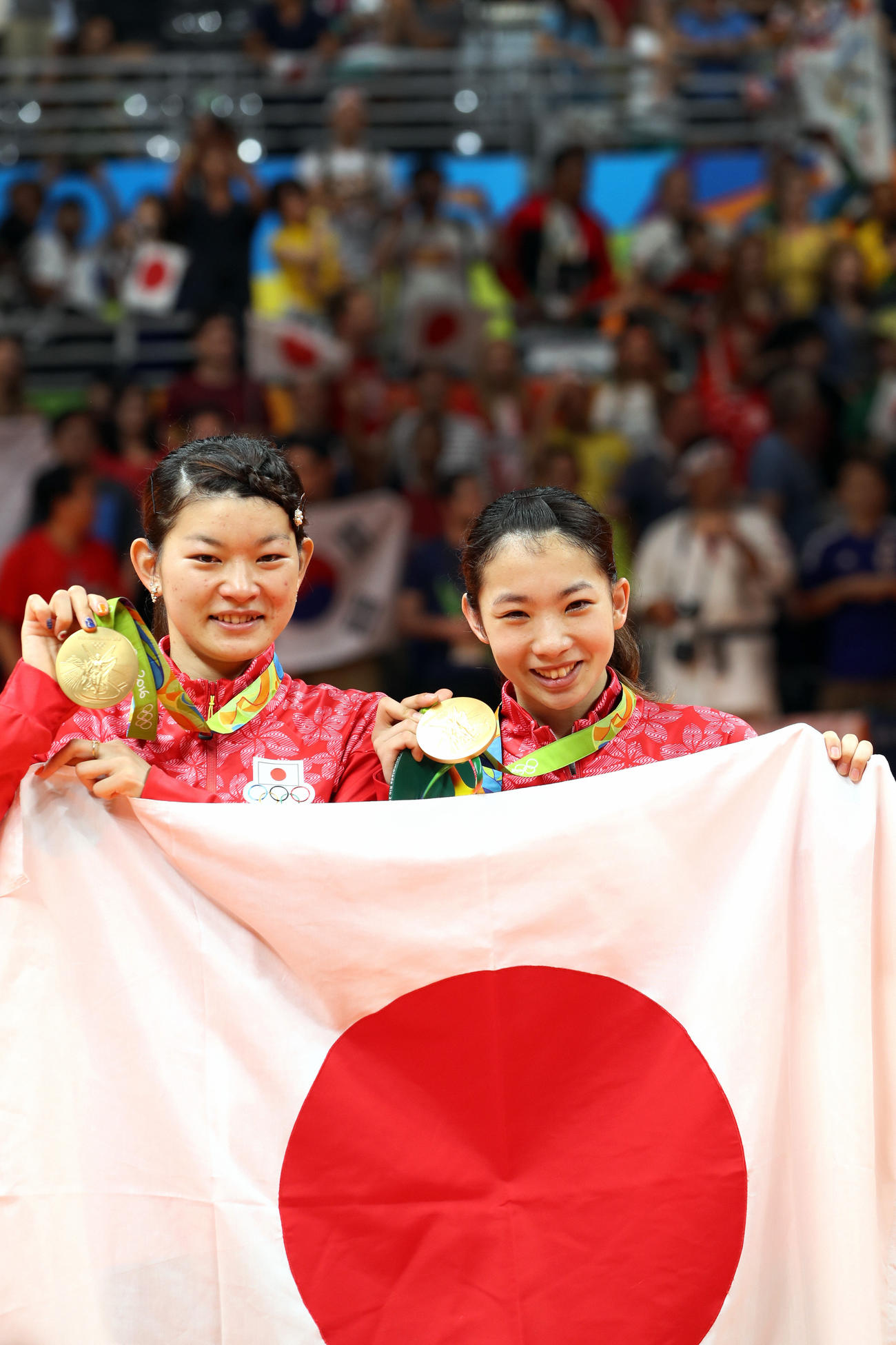 リオデジャネイロ五輪バドミントン女子ダブルスで金メダルを獲得し、日の丸を掲げる松友美佐紀（右）と高橋礼華（2016年8月）