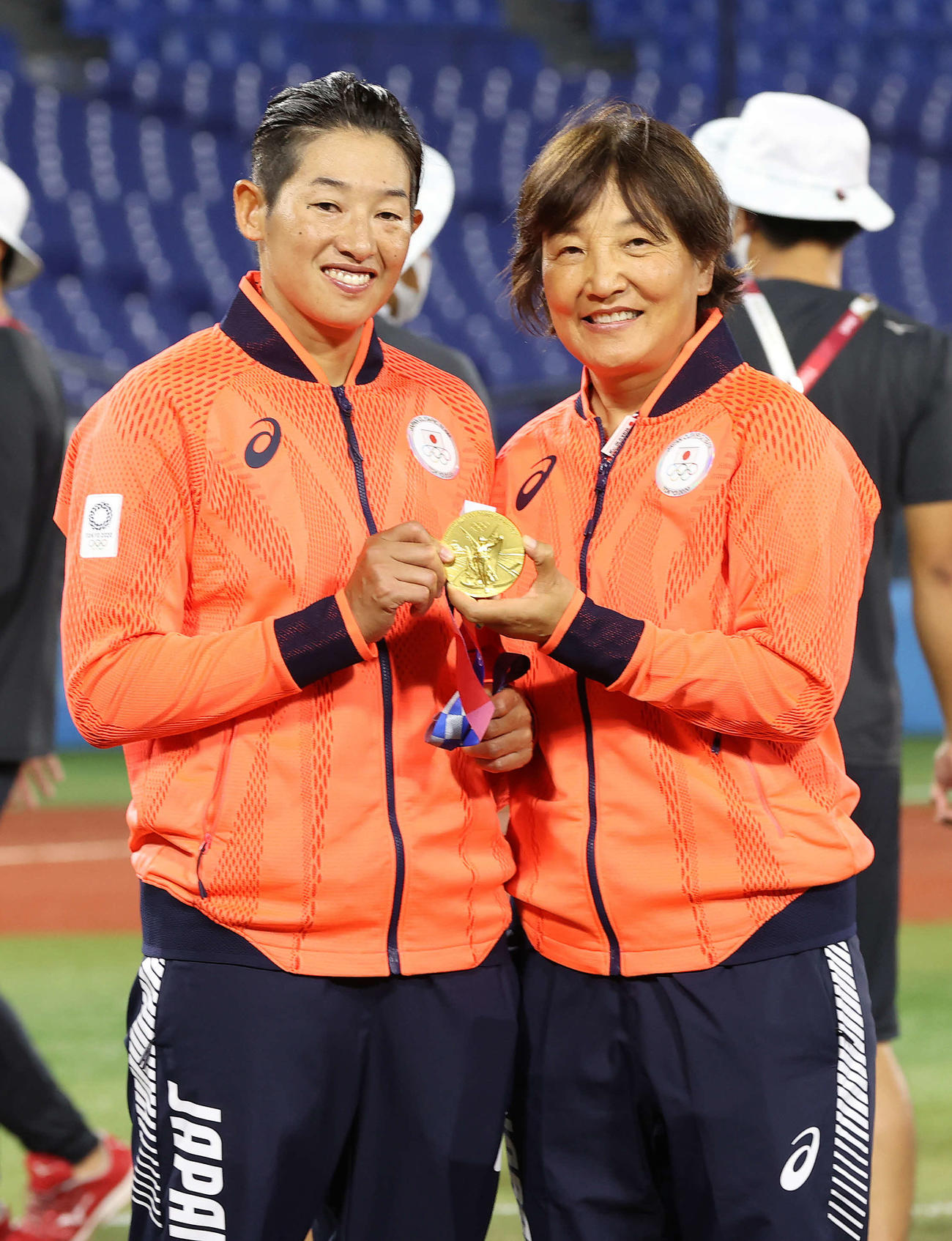 金メダルを手に記念撮影する上野（左）と宇津木監督（撮影・河野匠）