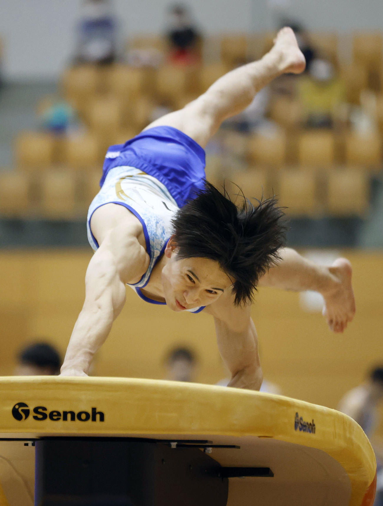 男子個人総合で優勝した萱和磨の跳馬（共同）