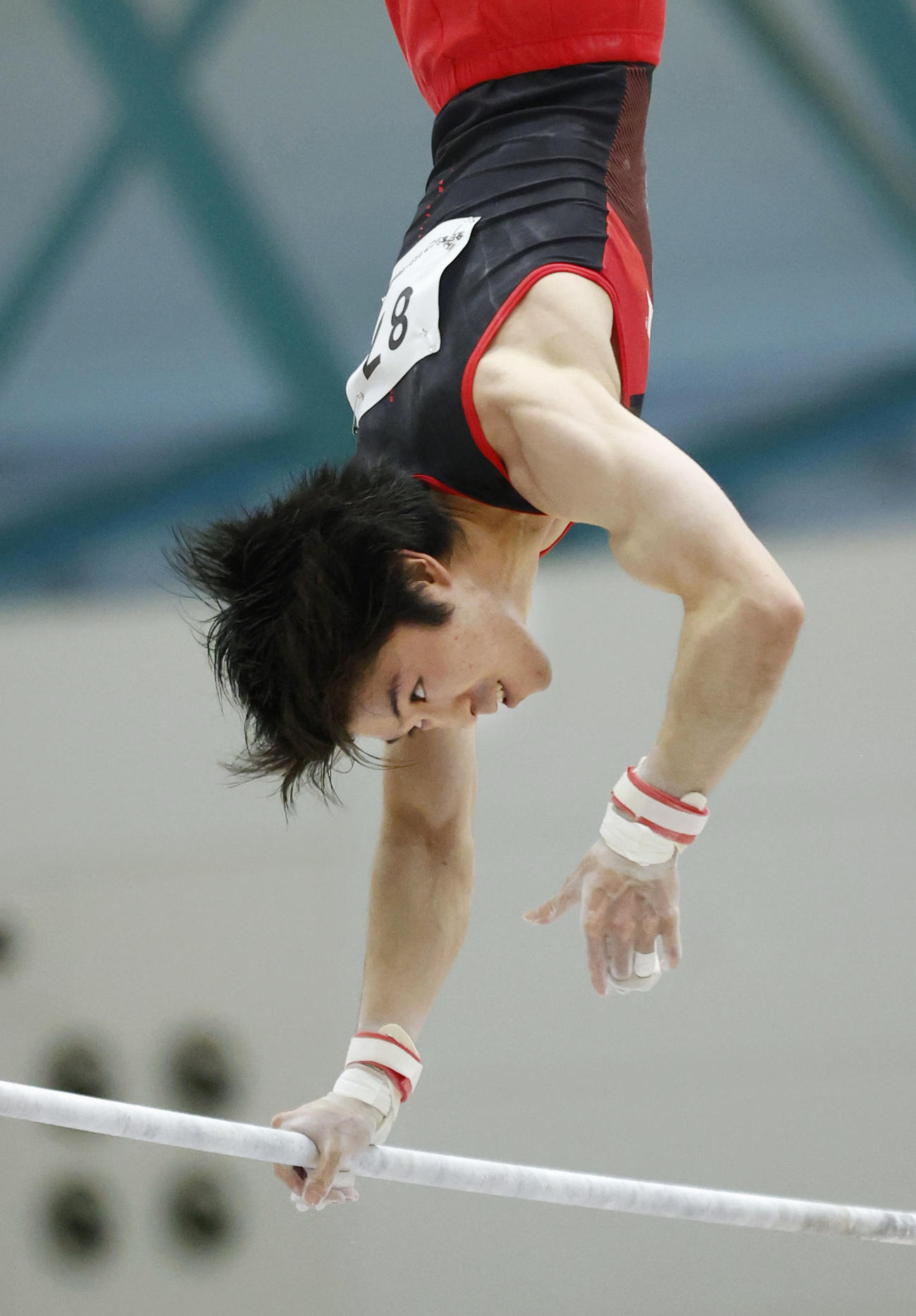 男子種目別鉄棒で7位だった内村航平（共同）