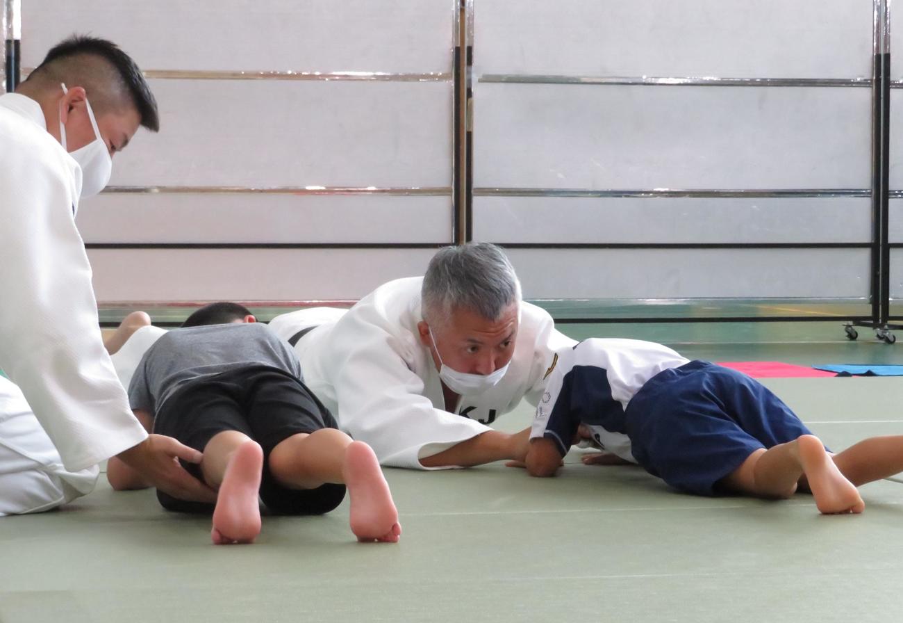 柔道教室で子供たちに前受け身を教える鈴木桂治氏（撮影・峯岸佑樹）