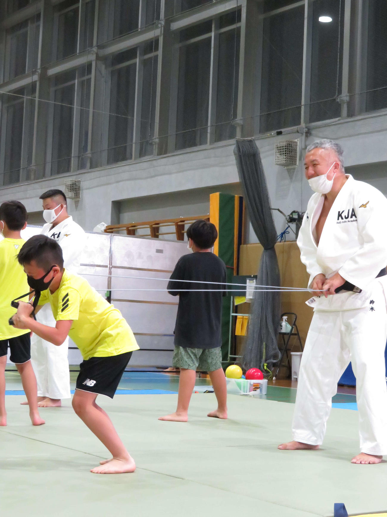 柔道教室で子供たちに回転の動きを教える鈴木桂治氏（右）（撮影・峯岸佑樹）